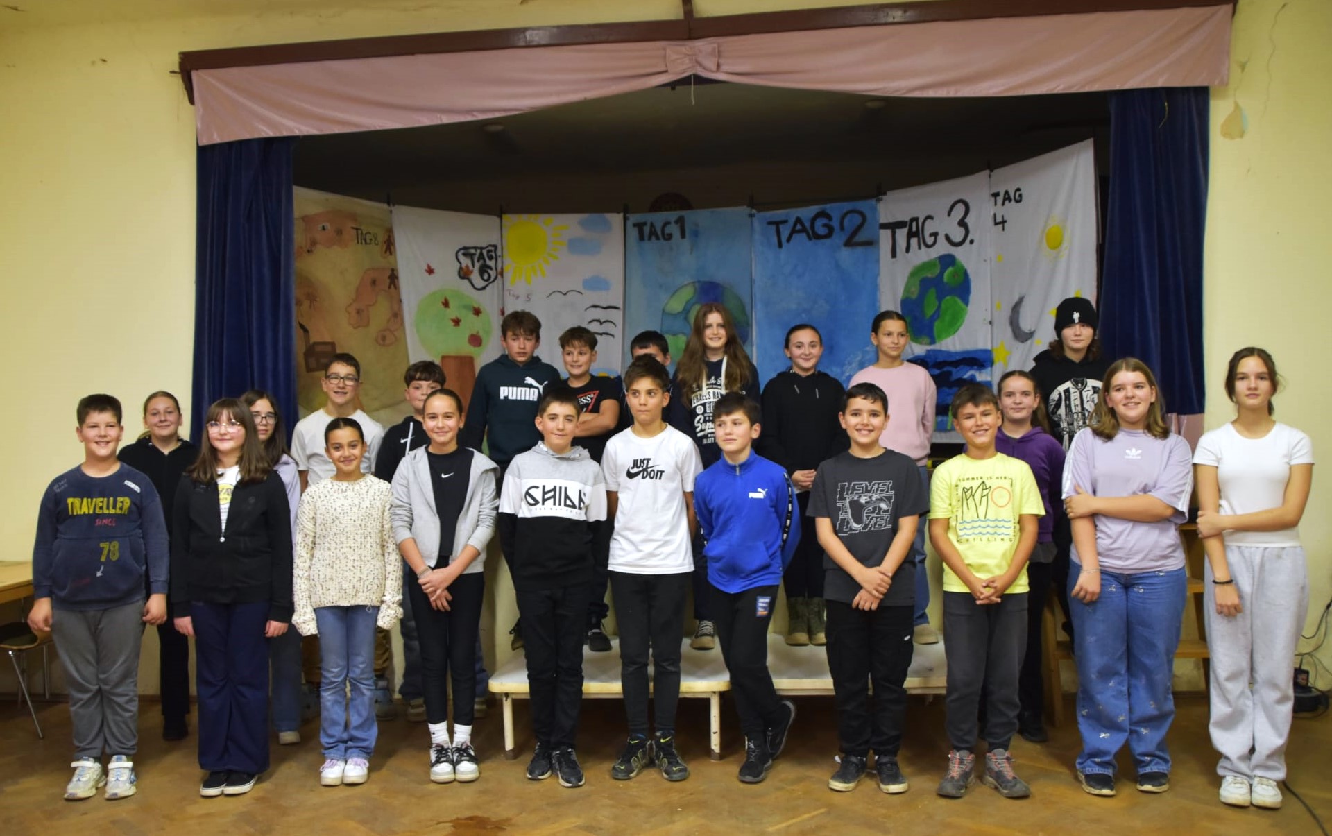 Der Kinderchor mit dem Bühnenbild im Hintergrund